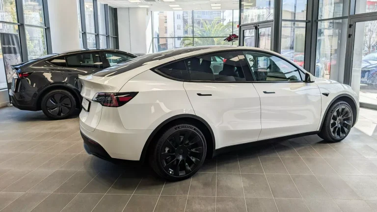Teslas são vandalizados em Washington D.C. com mensagens pró-Musk e antigoverno