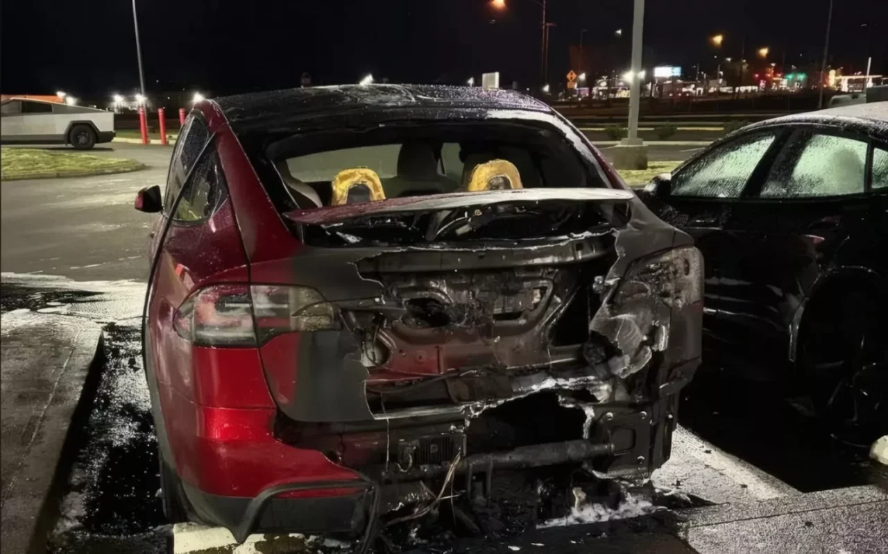 Homem é preso por ataques com coquetéis Molotov e tiros em loja Tesla nos EUA