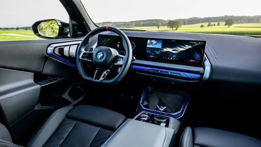 BMW X3 M50 xDrive 2025 chega com design renovado e motor de seis cilindros