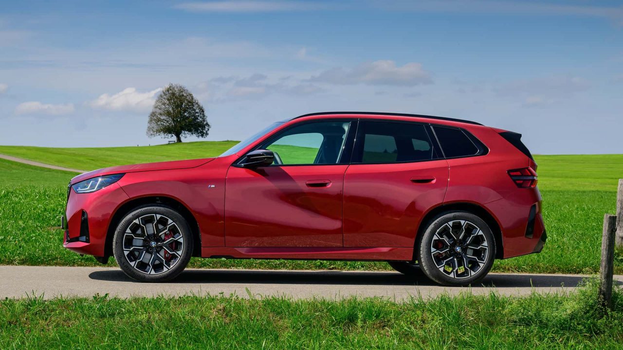 BMW X3 M50 xDrive 2025 chega com design renovado e motor de seis cilindros