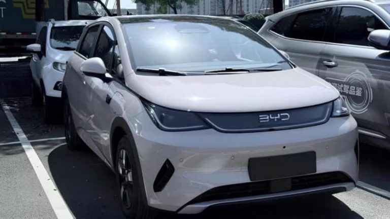 BYD Dolphin com design frontal renovado chega à China com preço competitivo e sistema ADAS