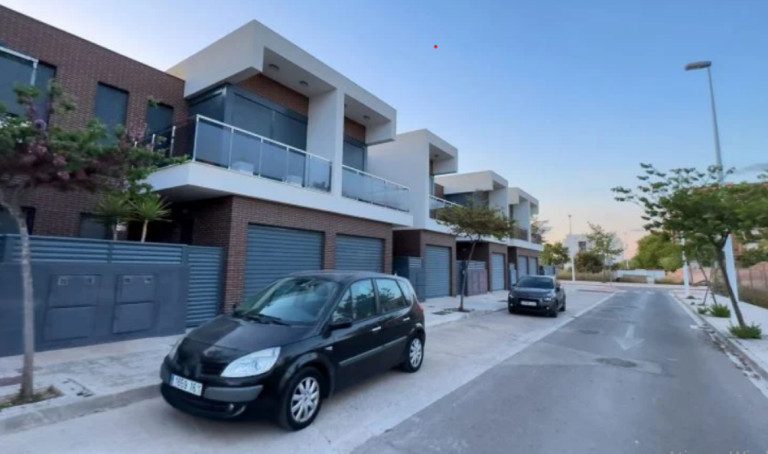 Estacionar em frente à garagem: o que diz o Código de Trânsito Brasileiro?