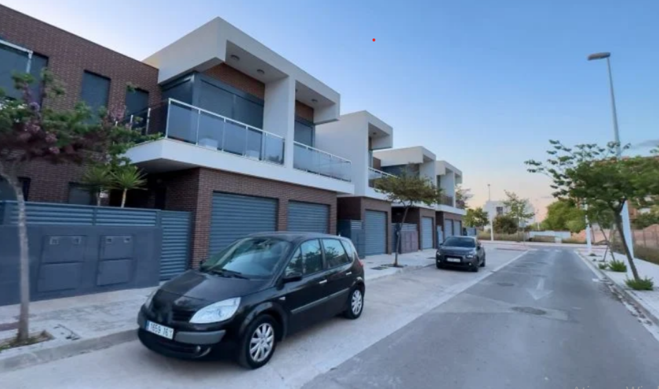 Estacionar em frente à garagem: o que diz o Código de Trânsito Brasileiro?