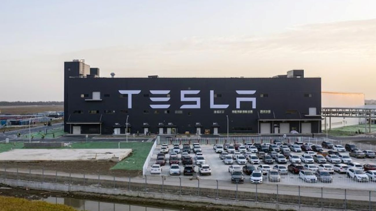 FBI emite alerta sobre ataques a veículos e concessionárias Tesla nos EUA