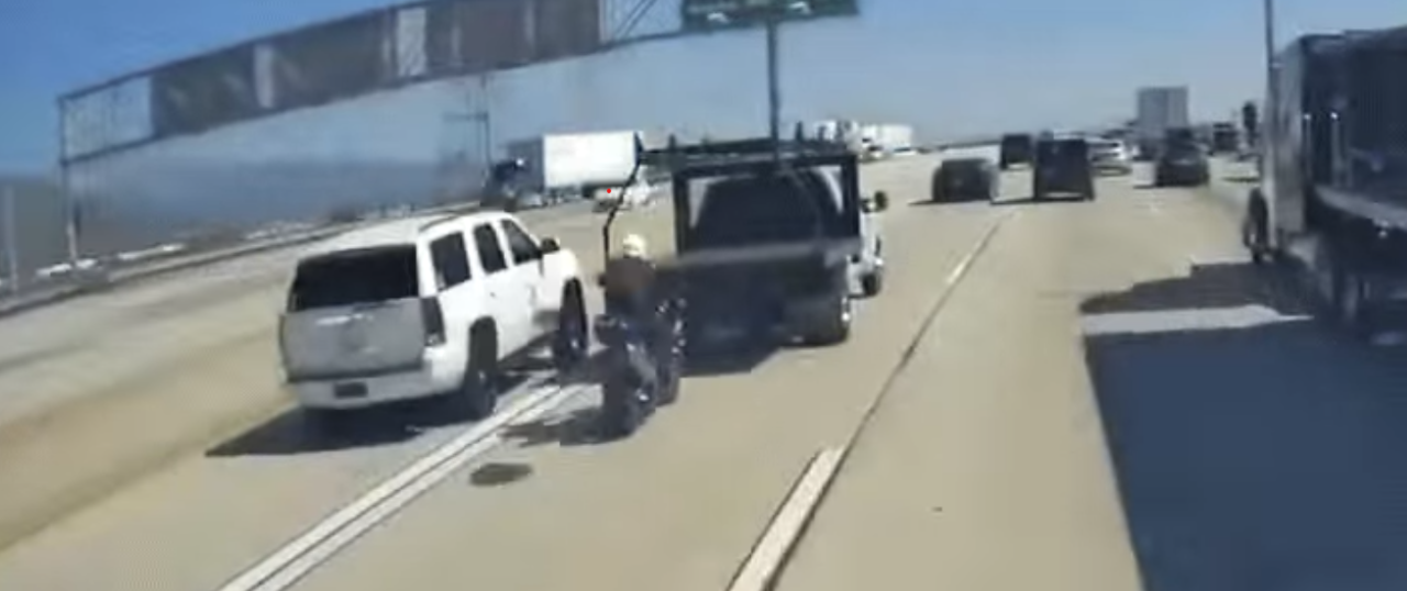 Motociclista escapa ileso após colisão impressionante com caminhonete na Califórnia