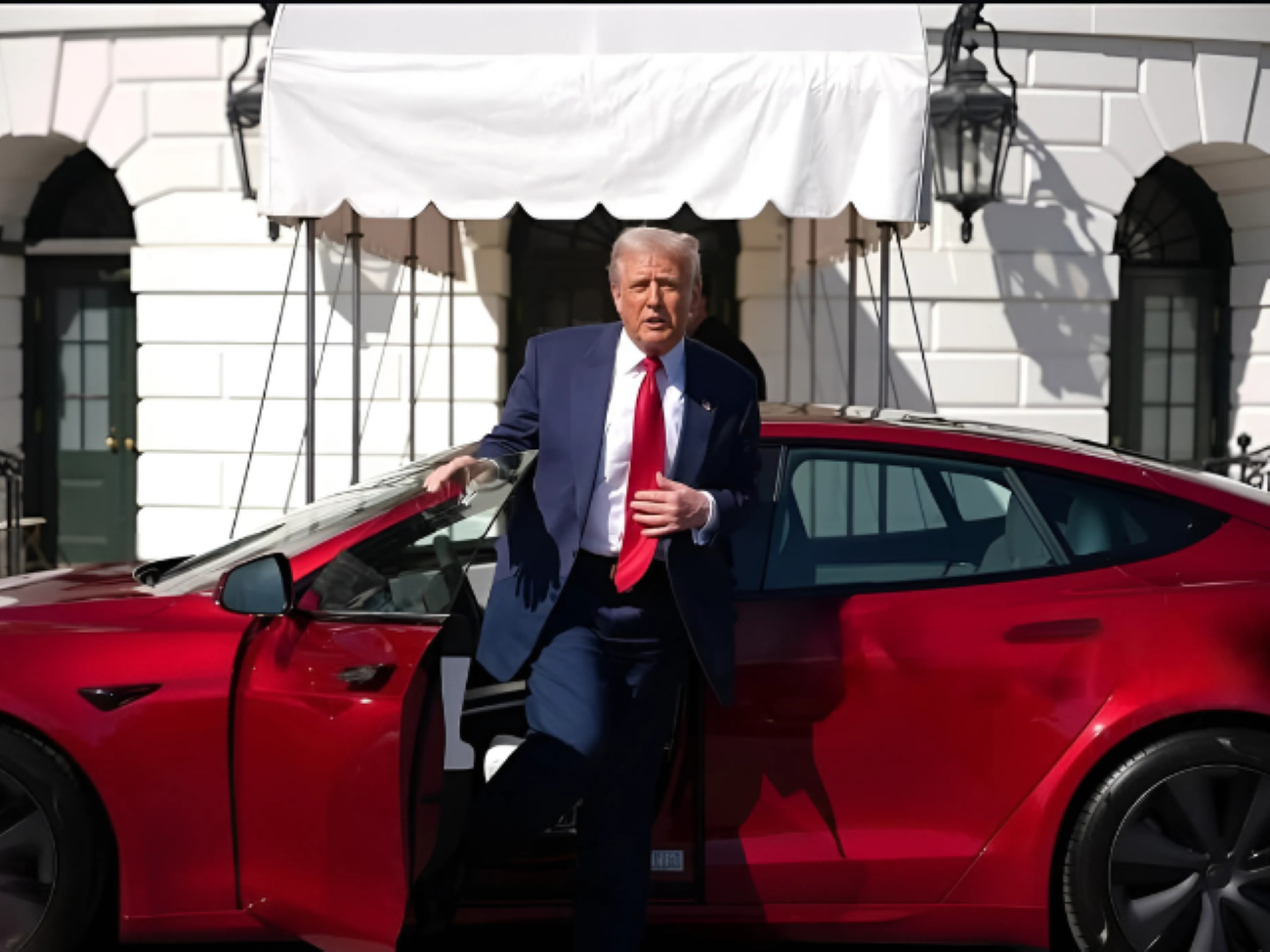 Apoio a Trump e tarifas elevadas derrubam ações da Tesla em 38%