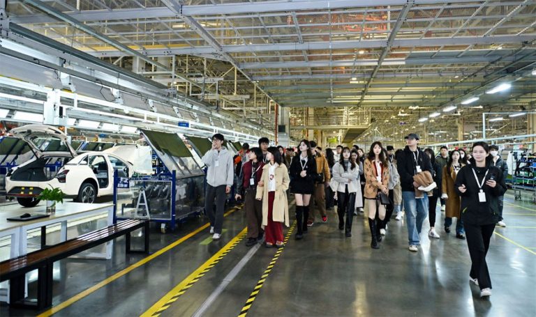 Xpeng impulsiona o mercado de EVs com aumento de 273% nas entregas em Abril de 2025