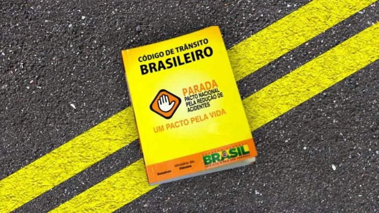 Dirigir com excesso de passageiros acarreta multa gravíssima e apreensão do veículo