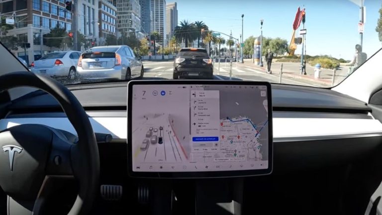 Reino Unido restringe uso total do FSD Beta da Tesla após alerta de segurança