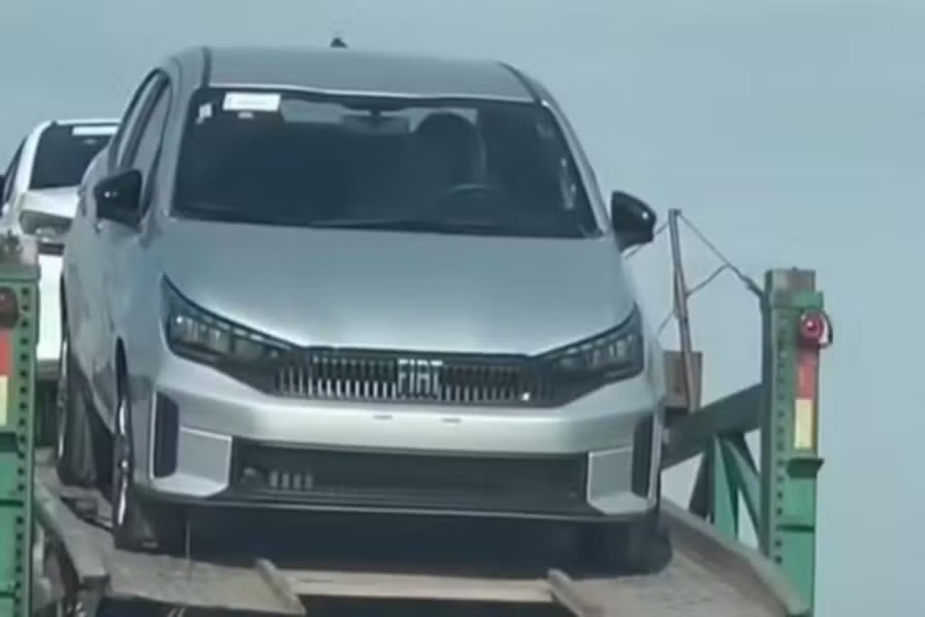 Fiat Cronos 2026 é flagrado na Argentina com visual inspirado no Grande Panda