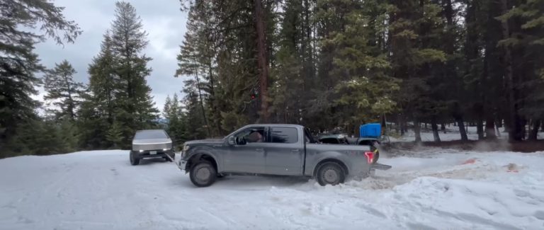 Tesla Cybertruck resgata Ford F-150 atolada na neve e desafia críticas
