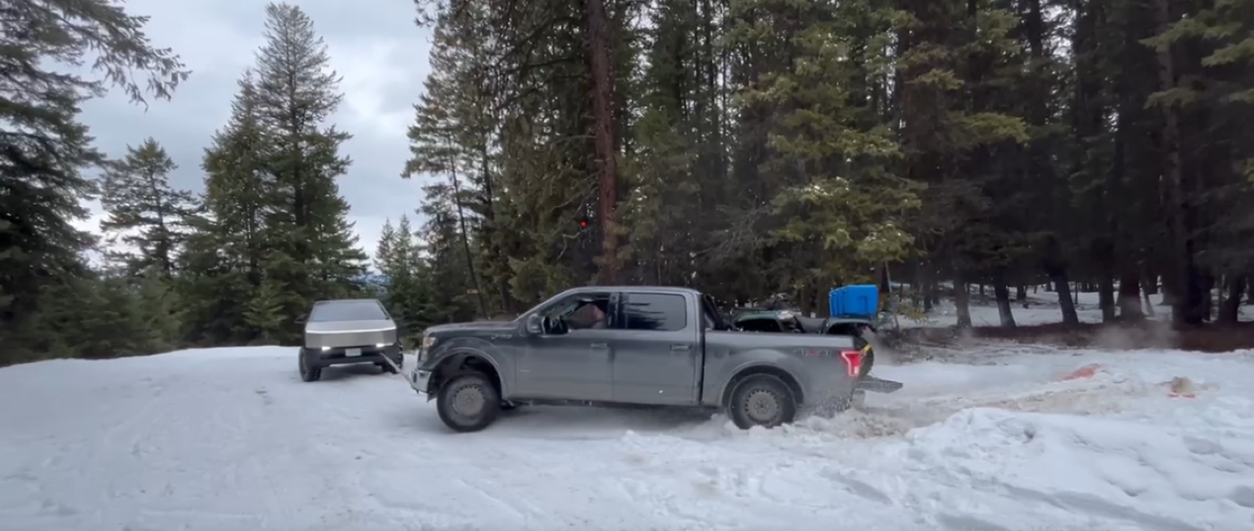 Tesla Cybertruck resgata Ford F-150 atolada na neve e desafia críticas