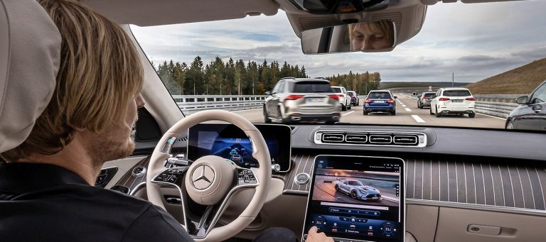 Mercedes-Benz recebe aprovação para testar luzes de sinalização para condução autônoma na Alemanha