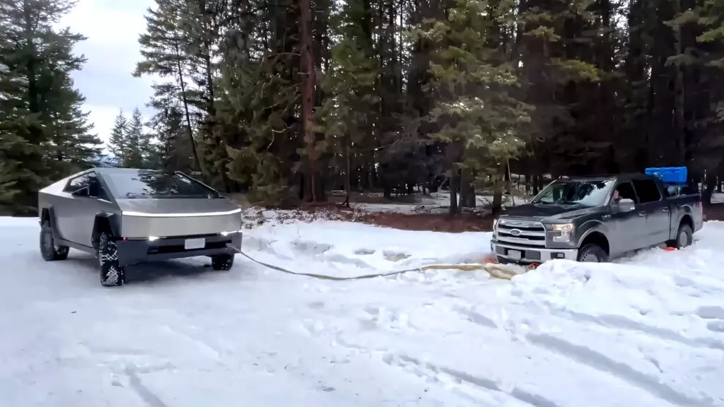 Tesla Cybertruck resgata Ford F-150 atolada na neve e desafia críticas