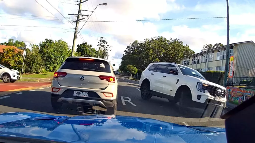 Ford Everest 'Escala' Jaguar F-Type parado em cruzamento na Austrália