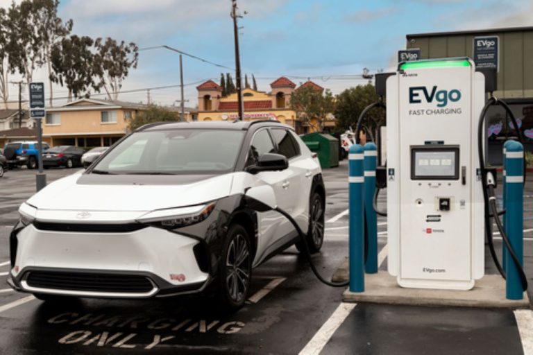 Toyota e EVgo inauguram estações de recarga rápida para veículos elétricos na Califórnia