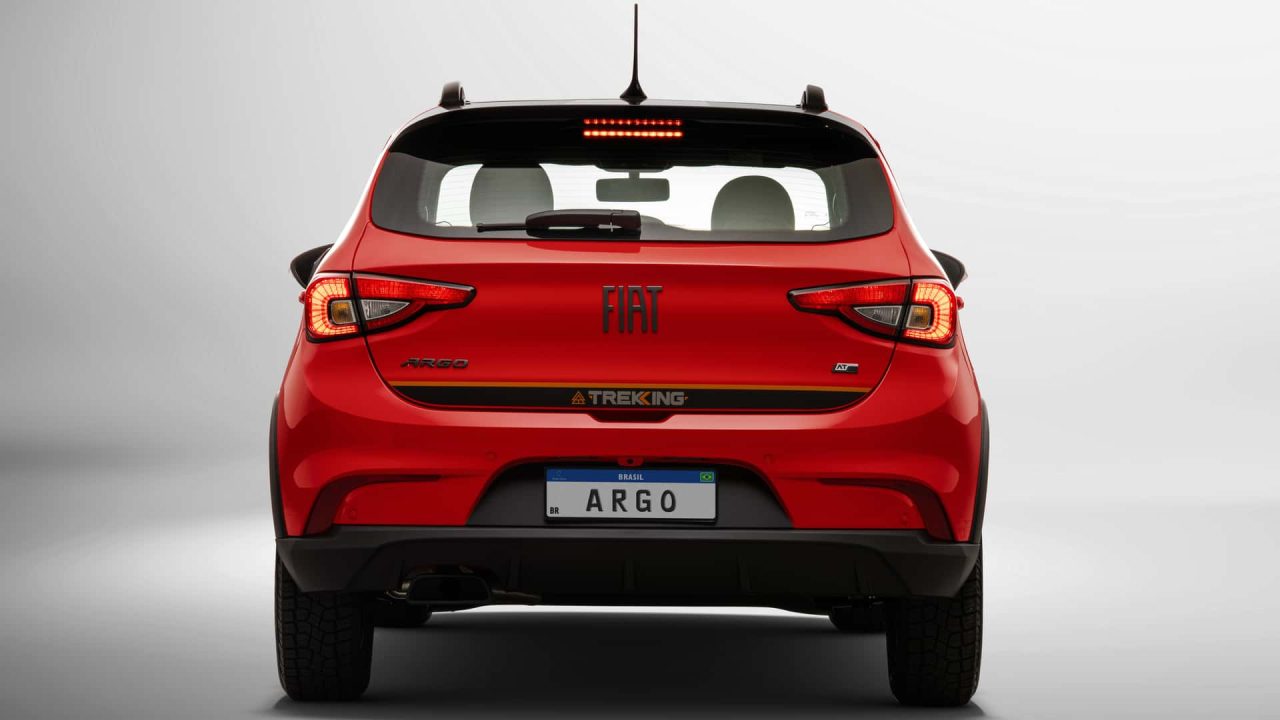 Fiat Argo 2026 recebe faróis Full LED e acabamento interno escurecido