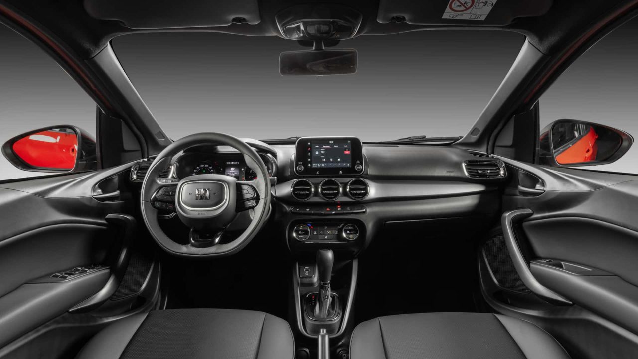 Fiat Argo 2026 recebe faróis Full LED e acabamento interno escurecido