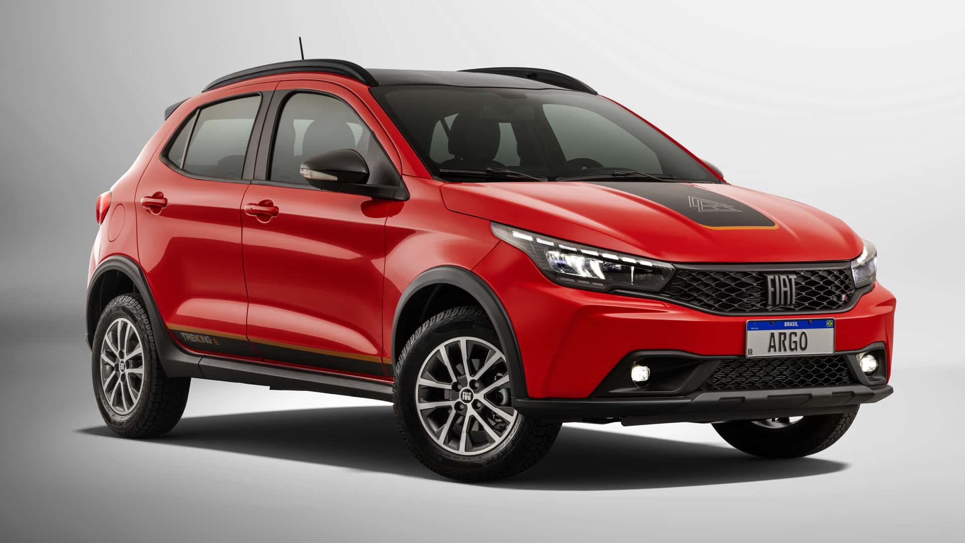Fiat Argo 2026 recebe faróis Full LED e acabamento interno escurecido