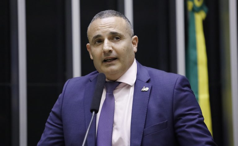 Projeto de Lei propõe laudo fotográfico para multas por pneu careca e prazo para regularização