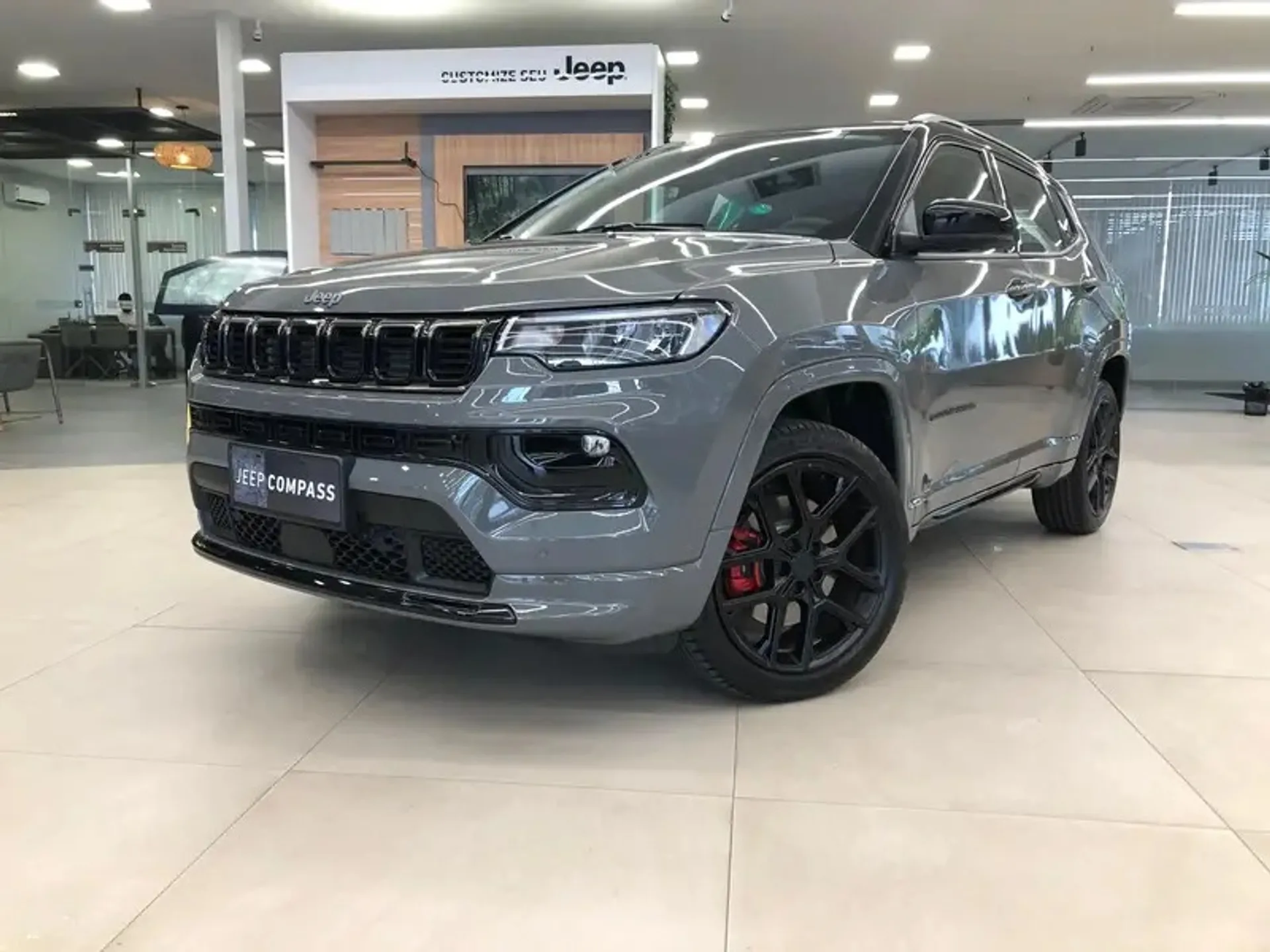 Jeep Compass cresce 13% nas vendas de abril, mas fica atrás do Toyota Corolla Cross