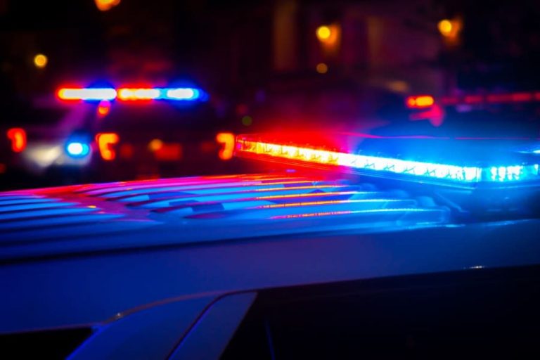 Perseguição policial a Dodge Challenger termina em múltiplas colisões e prisões na Flórida