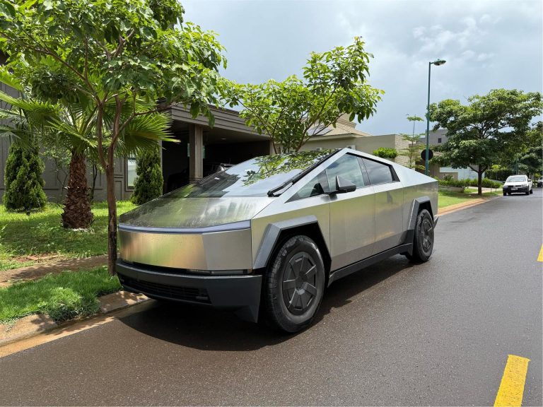 Engenheiro brasileiro radicado em Goiás presenteia mãe com Tesla Cybertruck