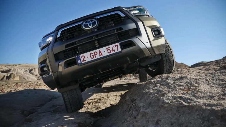 Toyota Hilux 2025 chega à Europa com versão híbrida-leve