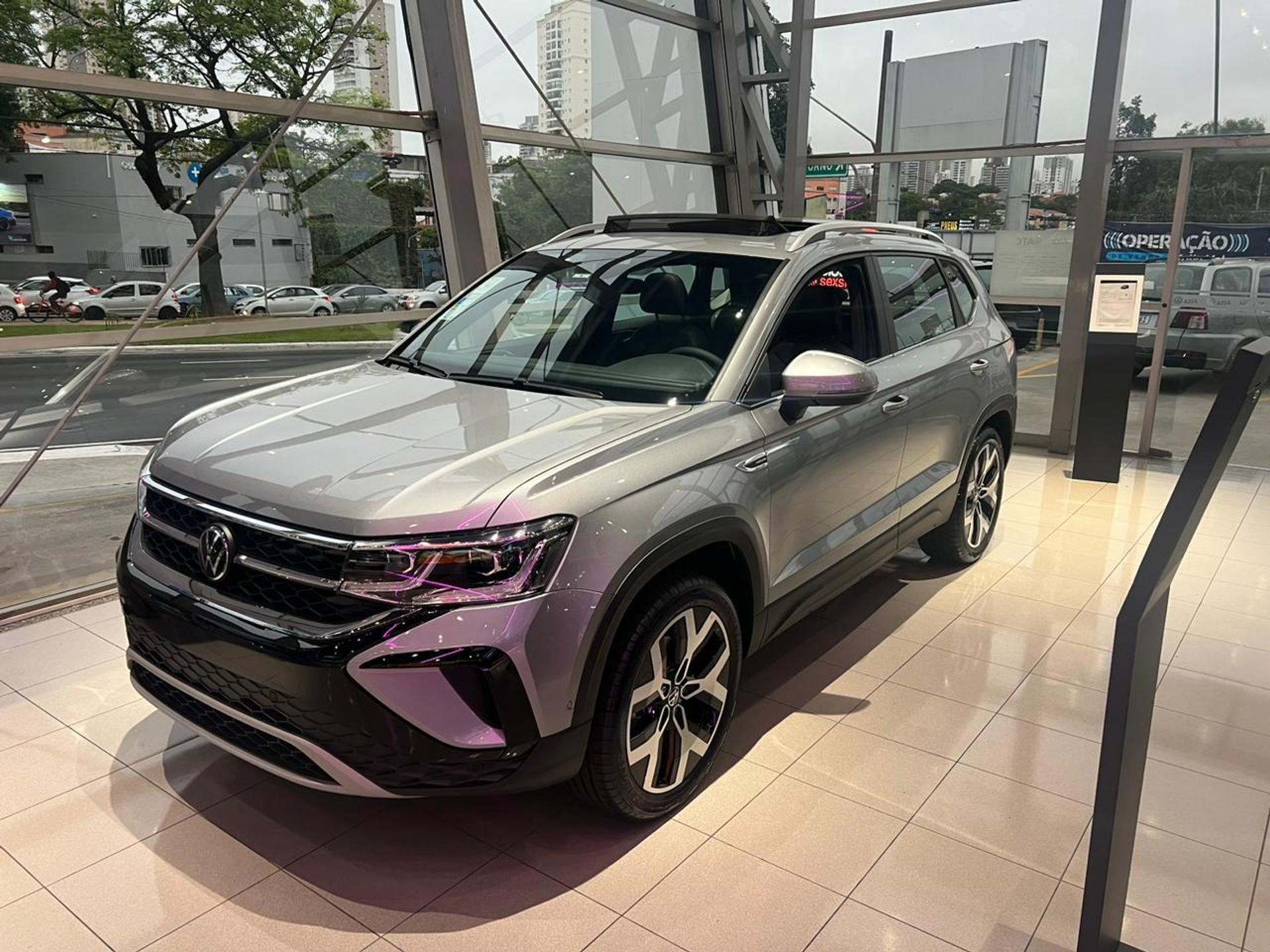 Volkswagen Taos 2025 recebe câmbio de 8 marchas e mudanças no volante