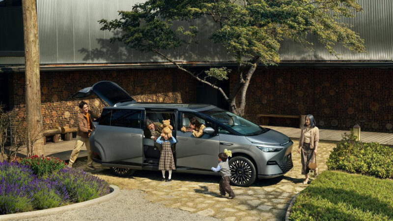 XPeng lança MPV elétrico X9 2025 com foco em conforto e tecnologia