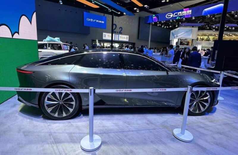 Toyota apresenta o sedan elétrico bZ7 com tecnologia Huawei no Salão de Xangai 2025