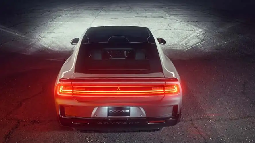 Dodge enfrenta queda nas vendas do Charger EV enquanto modelos a combustão descontinuados superam novidades