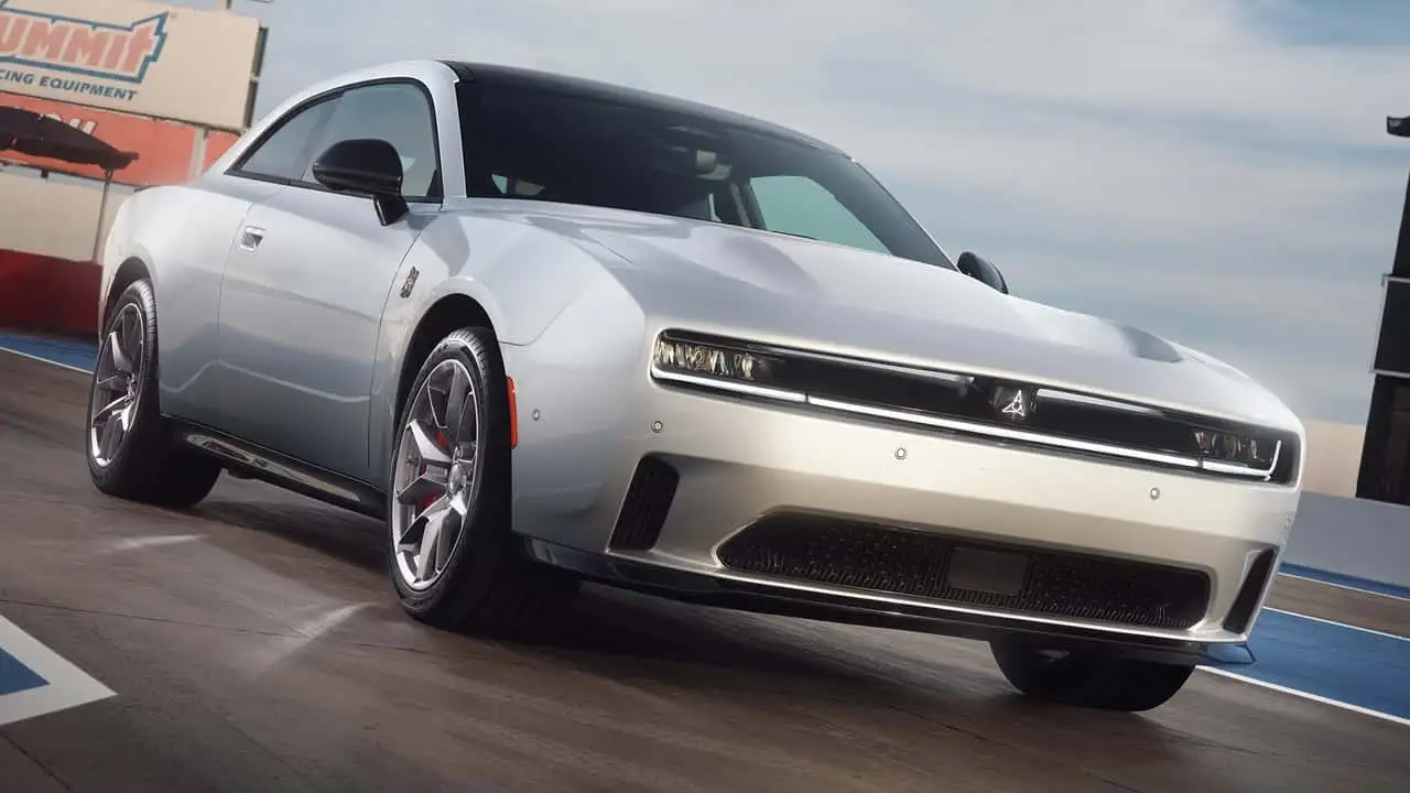 Dodge enfrenta queda nas vendas do Charger EV enquanto modelos a combustão descontinuados superam novidades