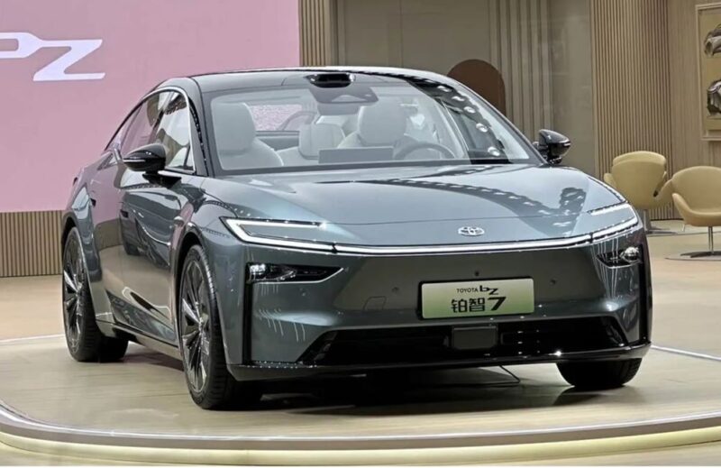 Toyota apresenta o sedan elétrico bZ7 com tecnologia Huawei no Salão de Xangai 2025