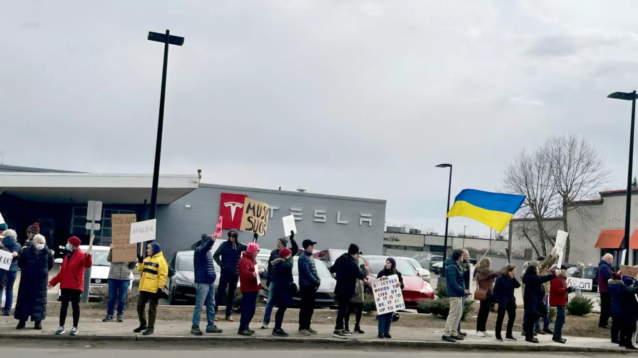 Tesla instala salas de pânico em showrooms para proteger funcionários