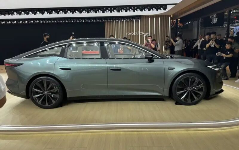 Toyota apresenta o sedan elétrico bZ7 com tecnologia Huawei no Salão de Xangai 2025