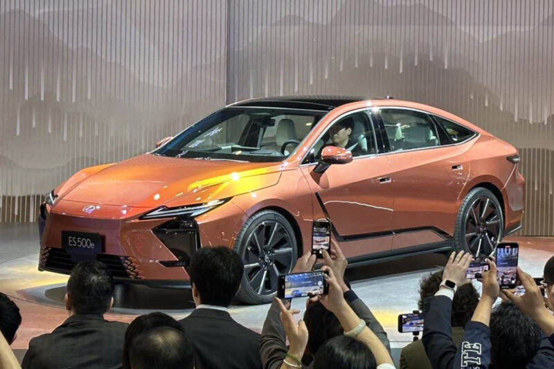 Lexus ES 2025 chega com novo visual e versões elétricas no Salão de Xangai
