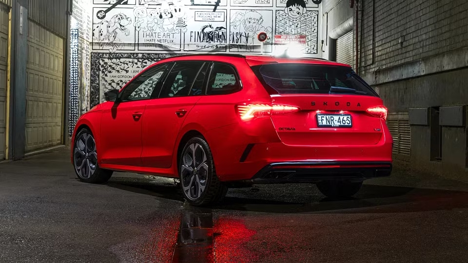 Skoda Octavia RS 2025: Teste revela alegria ao dirigir e praticidade aprimorada