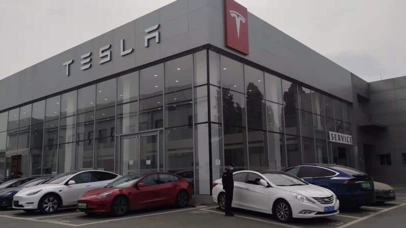 Tesla enfrenta queda nas vendas e aumento da pressão sobre funcionários na China