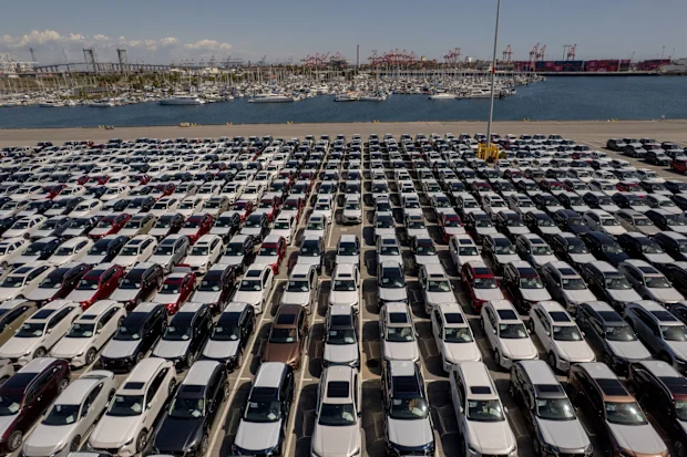 Guerra comercial de Trump causa acúmulo de carros importados nos portos dos EUA