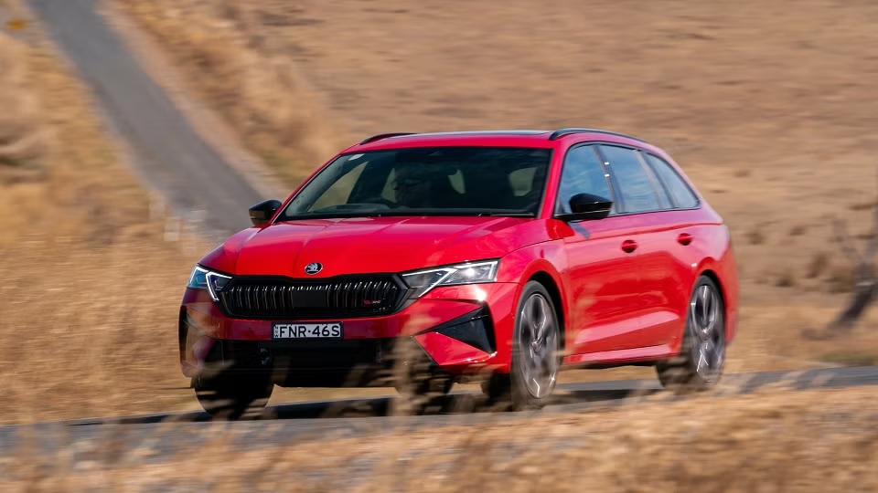Skoda Octavia RS 2025: Teste revela alegria ao dirigir e praticidade aprimorada