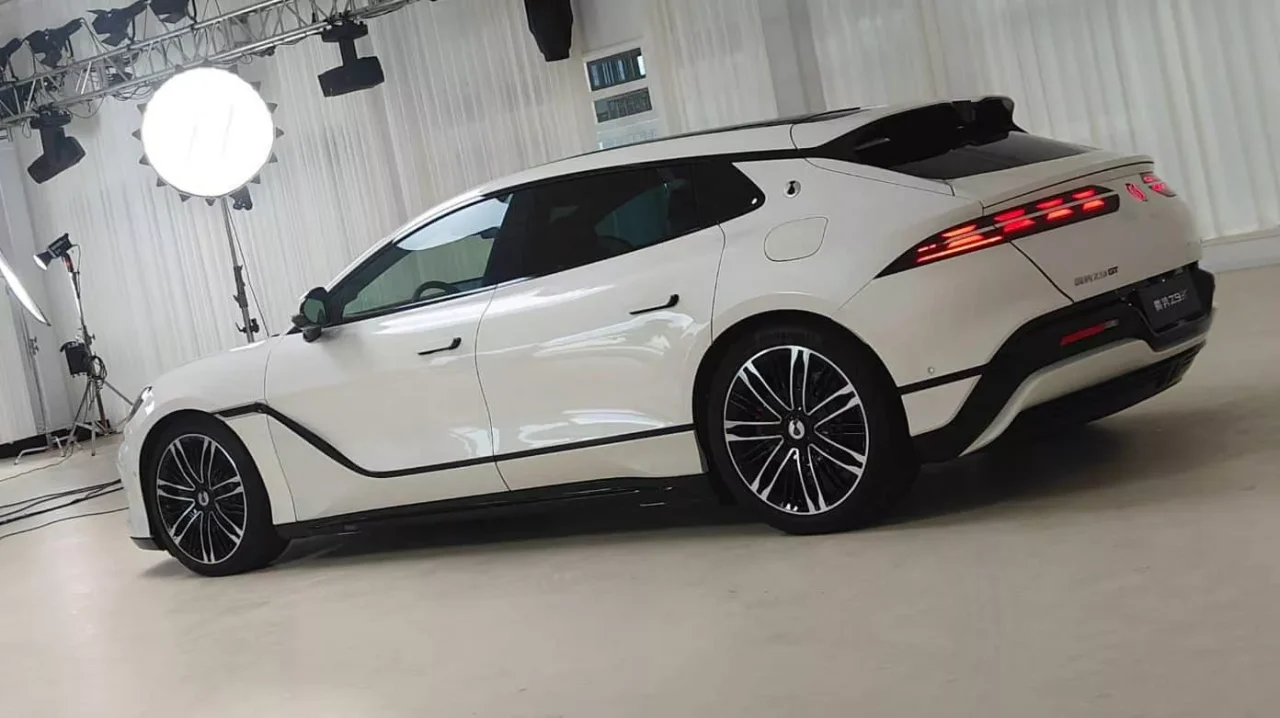 BYD lança marca Denza na Europa com modelo Z9 GT de 962 cv