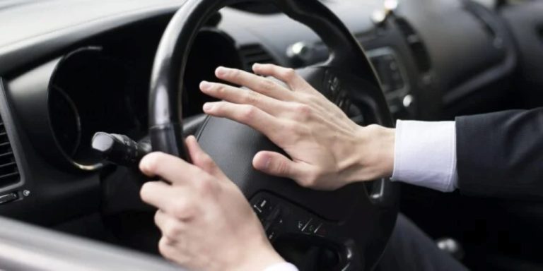 Uso indevido da buzina e parada sobre a faixa de pedestres resultam em multas e pontos na CNH