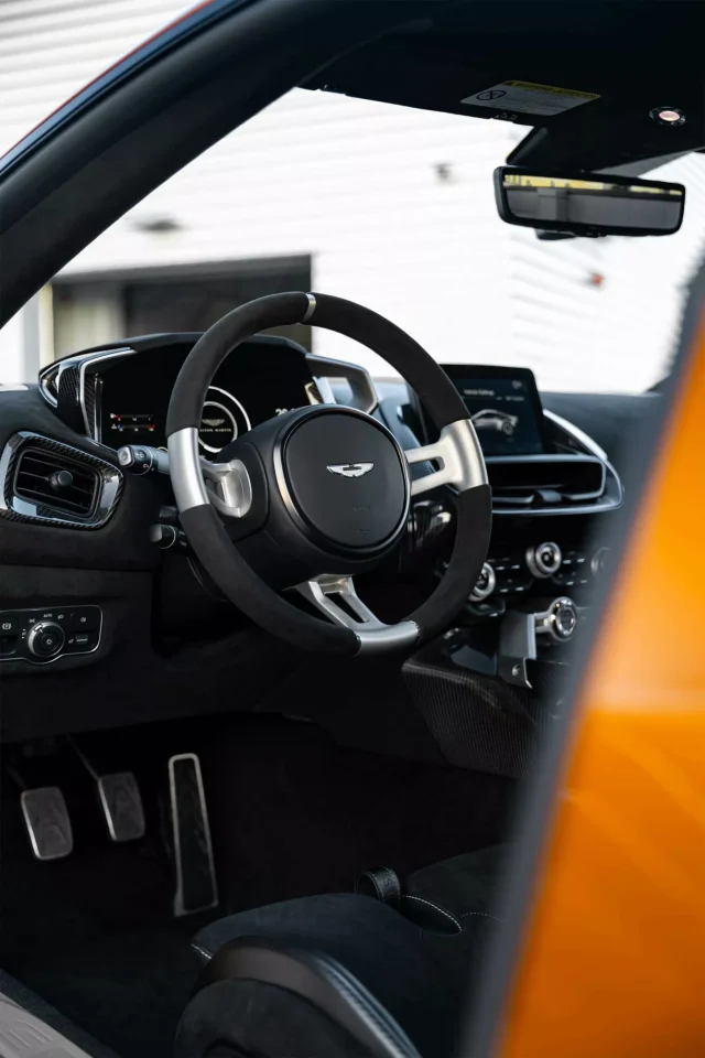 Aston Martin Valiant chega ao Canadá com visual de tirar o fôlego
