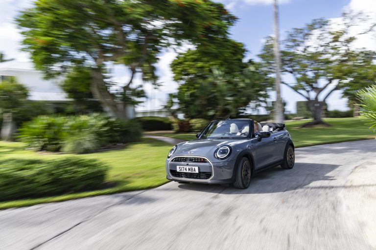 Mini Cooper S Cabrio retorna ao Brasil com motor de 204 cv e design icônico