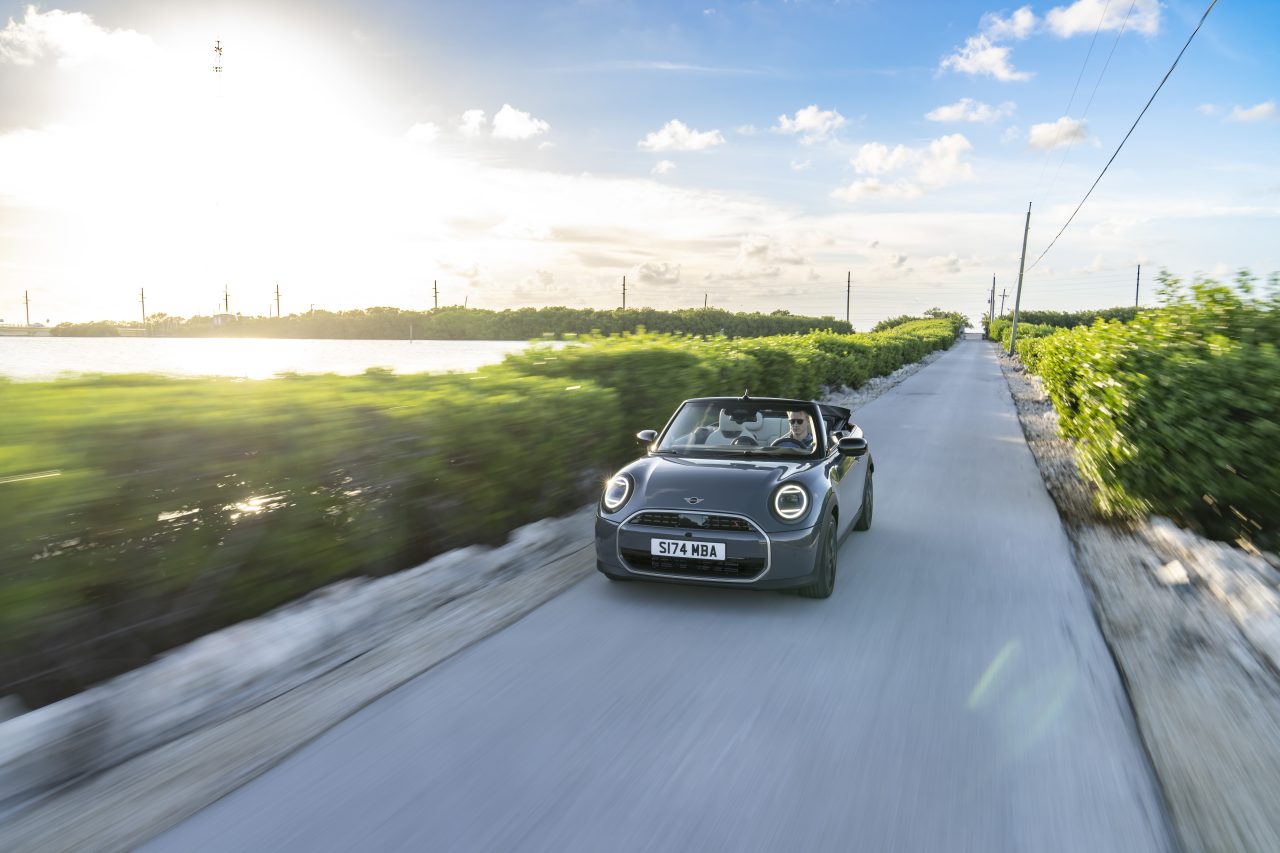 Mini Cooper S Cabrio retorna ao Brasil com motor de 204 cv e design icônico