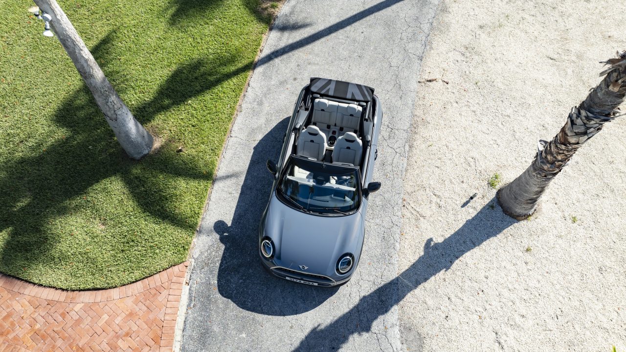 Mini Cooper S Cabrio retorna ao Brasil com motor de 204 cv e design icônico