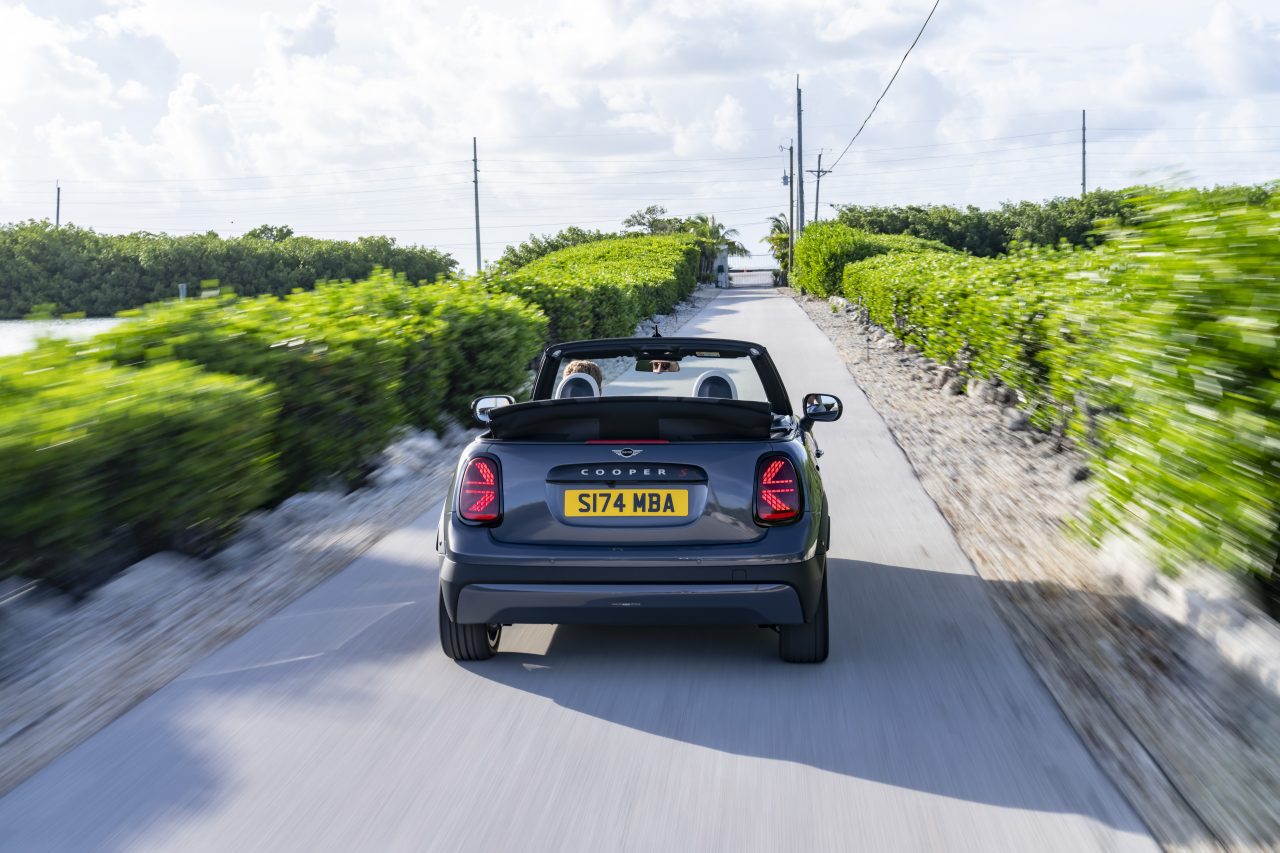 Mini Cooper S Cabrio retorna ao Brasil com motor de 204 cv e design icônico