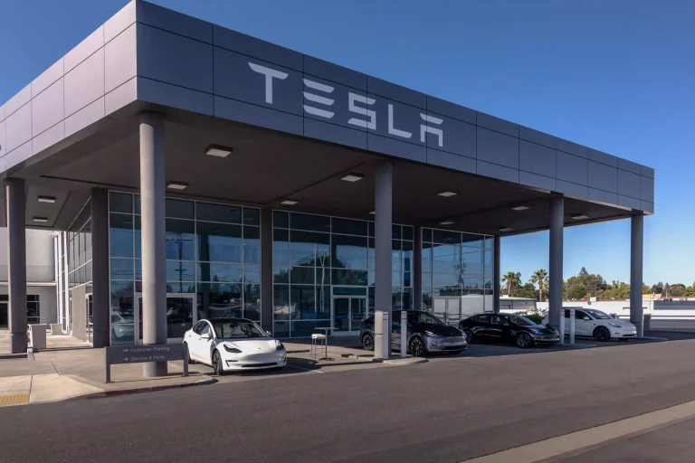 Tesla instala salas de pânico em showrooms para proteger funcionários