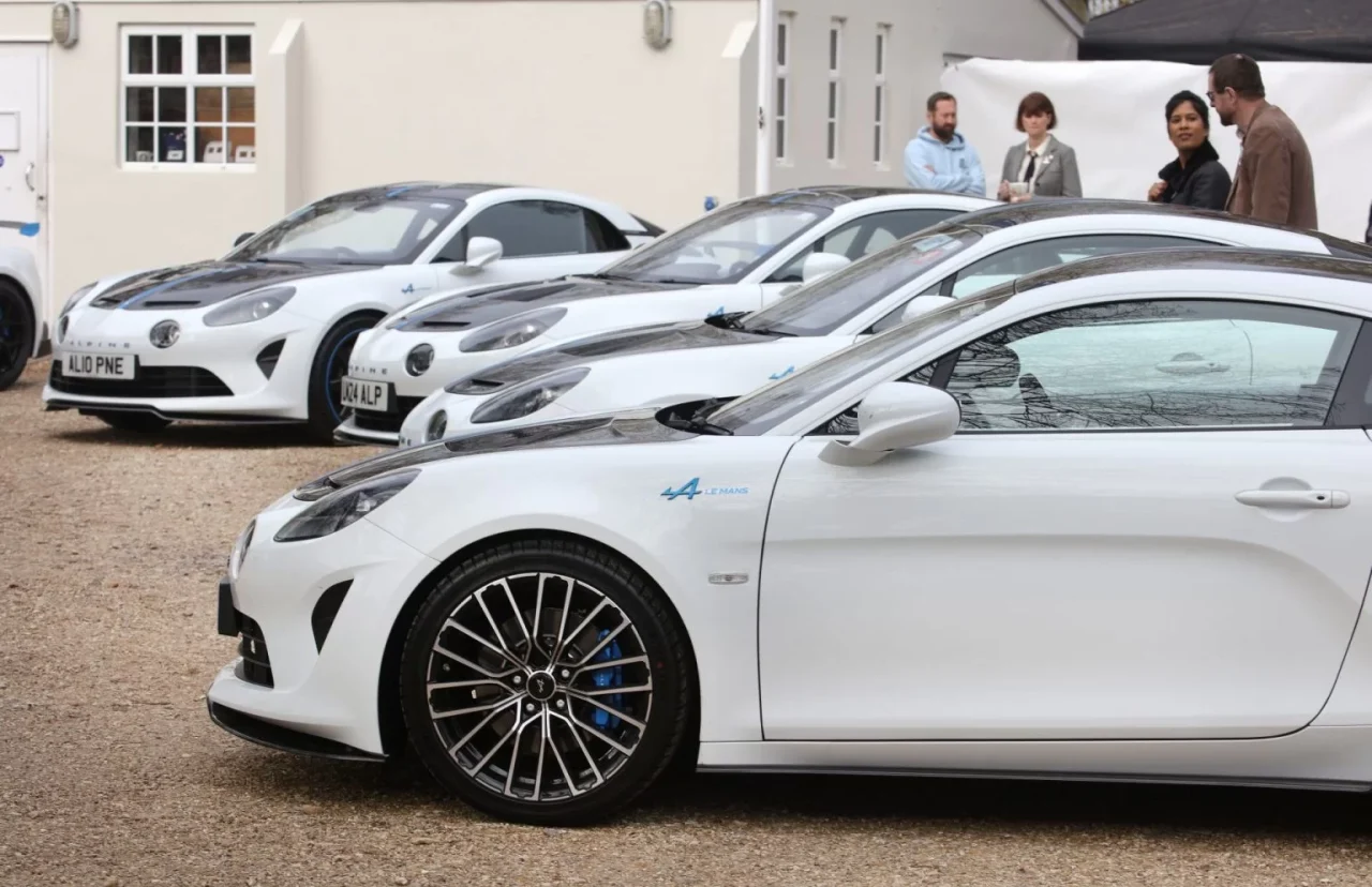 Alpine celebra 70 anos com desfile histórico no Goodwood Members' Meeting
